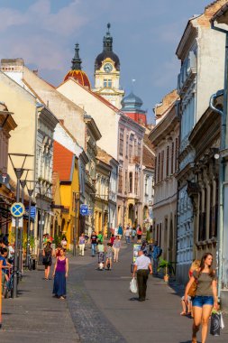 İnsanlar şehirde Pecs, Macaristan - Septemb eski sokakta yürürken, insanlar