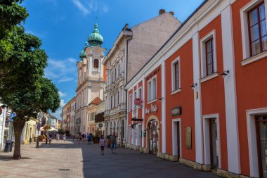 İnsanlar şehirde Pecs, Macaristan - Septemb eski sokakta yürürken, insanlar