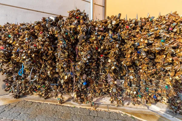 Love padlock wall in center of the city. 16 august 2016 — Stock Photo, Image