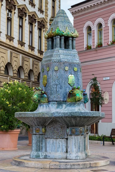Gyönyörű Zsolnay-kút, Pécs, Magyarország — Stock Fotó