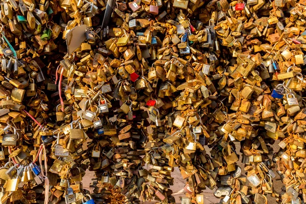 Love padlock wall in center of the city. 16 august 2016 — Stock Photo, Image
