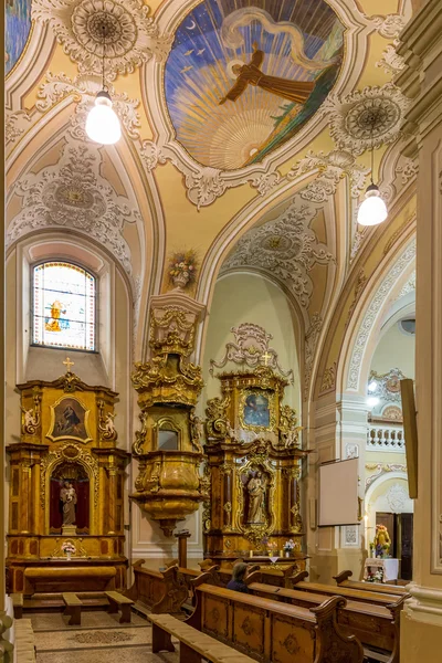 Intérieur dans une église de la ville Pecs de Hongrie, (Église St. Franci — Photo