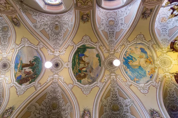 Intérieur dans une église de la ville Pecs de Hongrie, (Église St. Franci — Photo