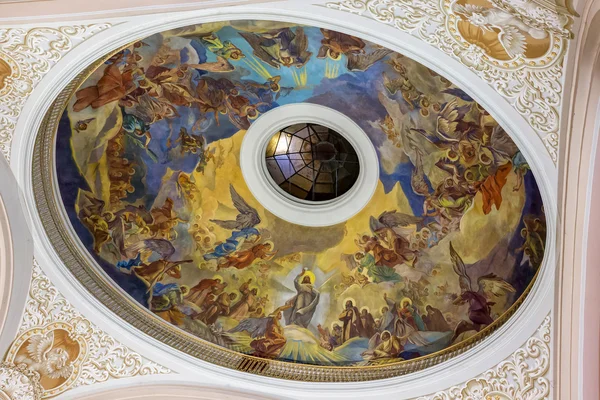 Intérieur dans une église de la ville Pecs de Hongrie, (Église St. Franci — Photo