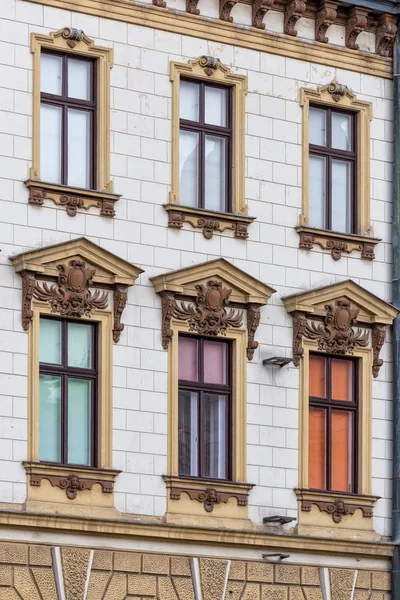 Pecs, Hungría. Ciudad del condado de Baranya. Antiguo edificio de apartamentos — Foto de Stock