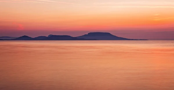 Macaristan, uzun pozlama Balaton Gölü üzerinde gündoğumu - Stok İmaj