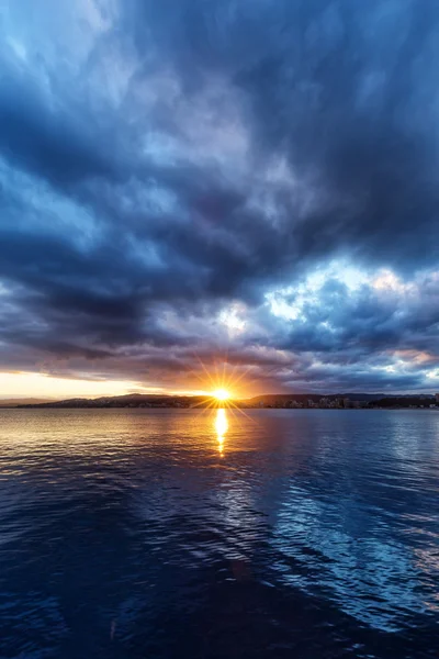 Krásný západ slunce nad oceánem ve Španělsku — Stock fotografie