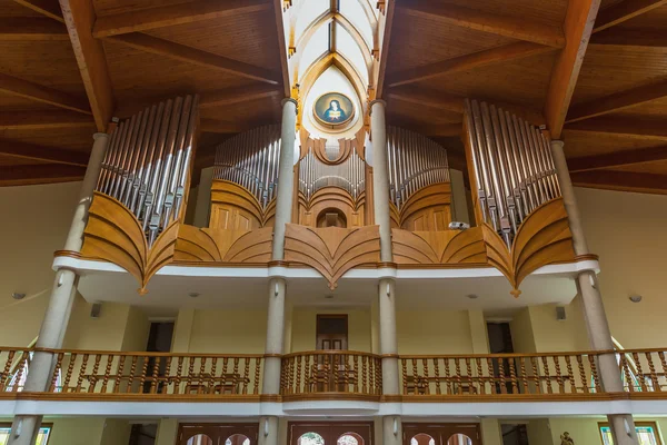 Modernes Interieur der katholischen Heilig-Geist-Kirche der Stadt Heviz — Stockfoto