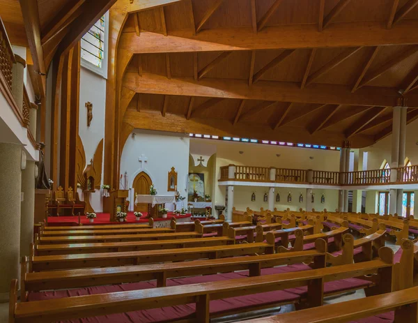 Современный интерьер Католической церкви Святого Духа города Хевиза — стоковое фото