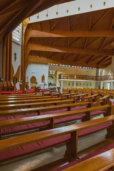 Modernes Interieur der katholischen Heilig-Geist-Kirche der Stadt Heviz — Stockfoto