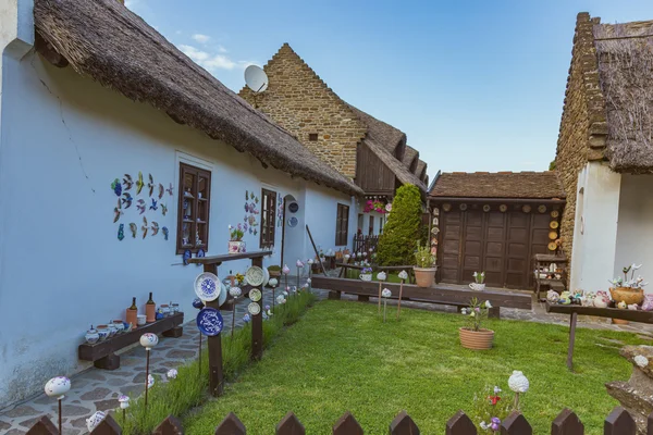 Estilo de arquitetura tradicional húngaro na aldeia Tihany — Fotografia de Stock