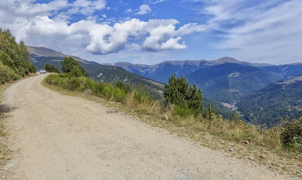 西班牙 (Pyreness 的公路和山地山峰) — 图库照片