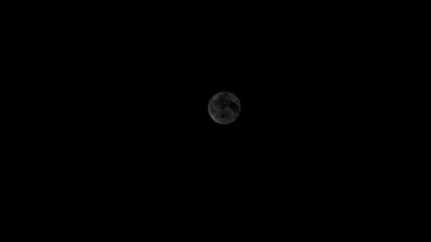 Pleine lune derrière les nuages la nuit