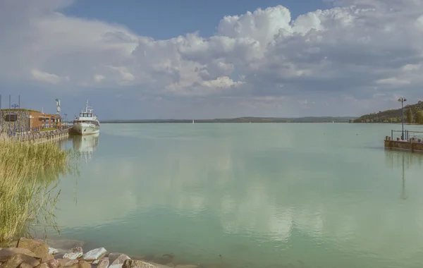 Vista del lago Balaton, porto da Tihany — Foto Stock