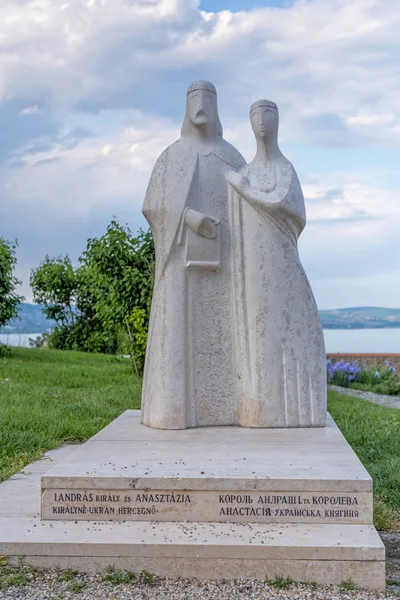 Statue von König andrew i und Anastasia in der Nähe der Kirche von benedic — Stockfoto