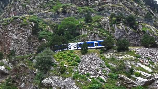歯車鉄道の谷のヌリア カタルーニャ ピレネー山脈、2016 年 7 月 26 日バル ・ デ ・ ヌリア、スペインのカタロニア — ストック動画