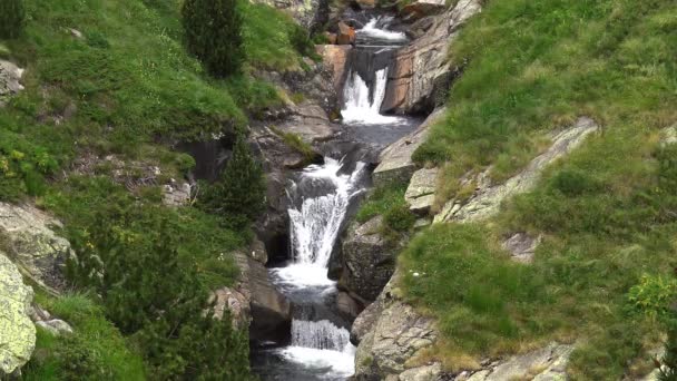 Pormenor fluvial sobre os Pirenéus (Espanha) Vall de Nuria, vale montanhoso dos Pirenéus de Espanha — Vídeo de Stock