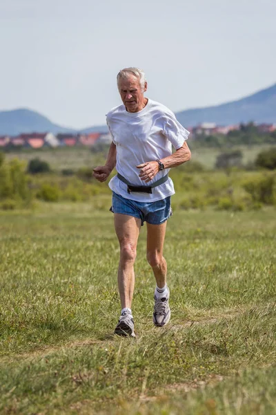 Senior-Läufer läuft auf dem Feld — Stockfoto