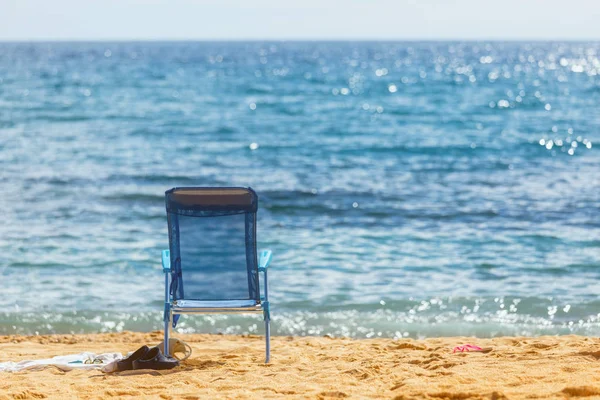 Liegestuhl am Strand ohne Menschen — Stockfoto