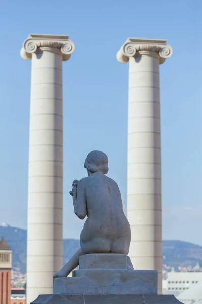 Kobiece posąg z tyłu oraz cztery kolumny — Zdjęcie stockowe
