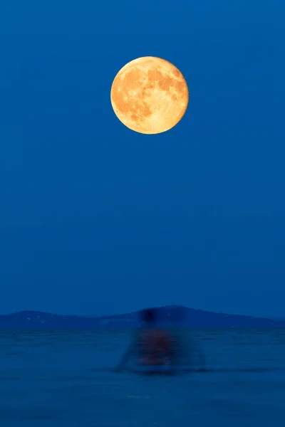 Lua cheia sobre o lago na praia — Fotografia de Stock