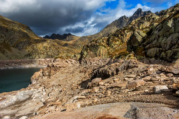 Krásné horské jezero ve Španělsku (Pyreness) — Stock fotografie