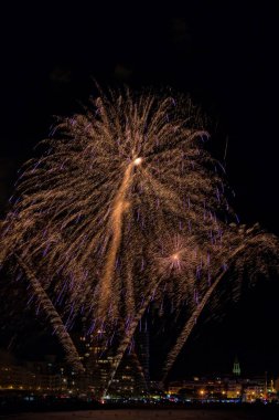 Palamos içinde göz kamaştırıcı ile gökyüzü kadar ışık havai fişek