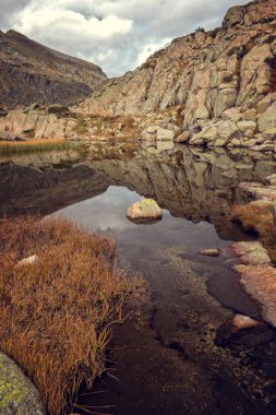 İspanya (Pyreness güzel dağ gölü)