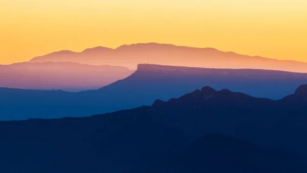 Vackra solnedgången ljus i spanska bergen — Stockfoto