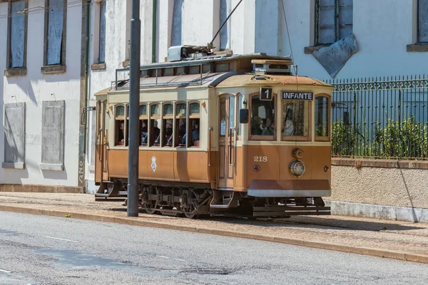 Történelmi utca villamos Portóban, Portugáliában, 23. lehet 2014 — Stock Fotó
