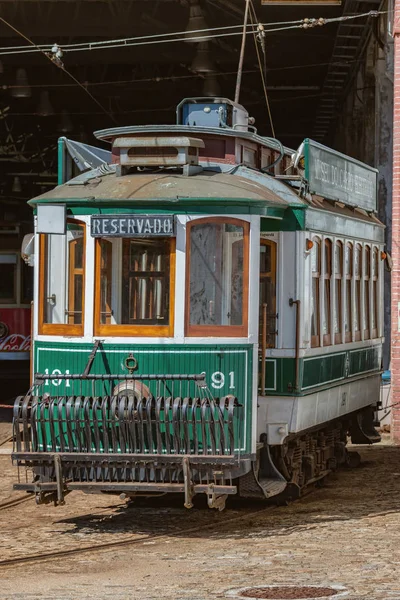 Történelmi utca villamos Portóban, Portugáliában, 23. lehet 2014 — Stock Fotó