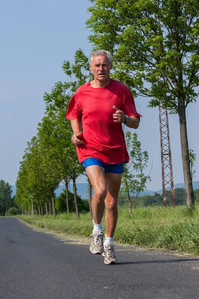 Corridore senior durante l'allenamento per una competizione — Foto Stock