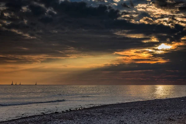 Große mächtige Sonnenuntergangswolken im Sommer über dem Ozean — Stockfoto