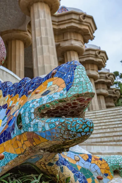 Salamandra Dragon gaudi mozaiki w parku guell w Barcelonie z — Zdjęcie stockowe