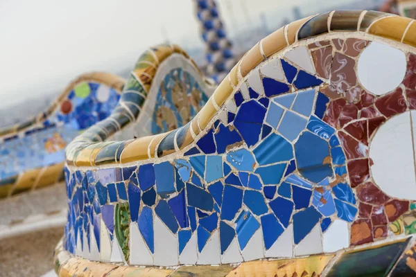 Wszystko kolorowe mozaiki pracy na głównym tarasie parku Guell — Zdjęcie stockowe
