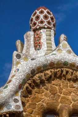 Ayrıntı Park Guell renkli mozaik çalışma. Barcelona, İspanya