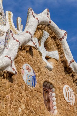 Ayrıntı Park Guell renkli mozaik çalışma. Barcelona, İspanya
