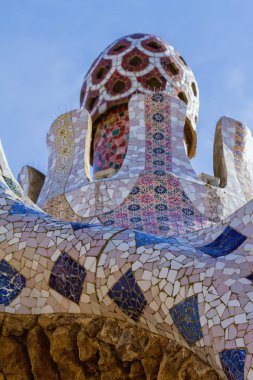 Ayrıntı Park Guell renkli mozaik çalışma. Barcelona, İspanya