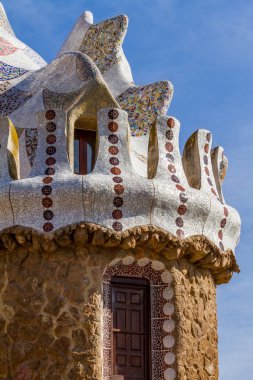 Ayrıntı Park Guell renkli mozaik çalışma. Barcelona, İspanya