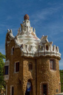 Ayrıntı Park Guell renkli mozaik çalışma. Barcelona, İspanya