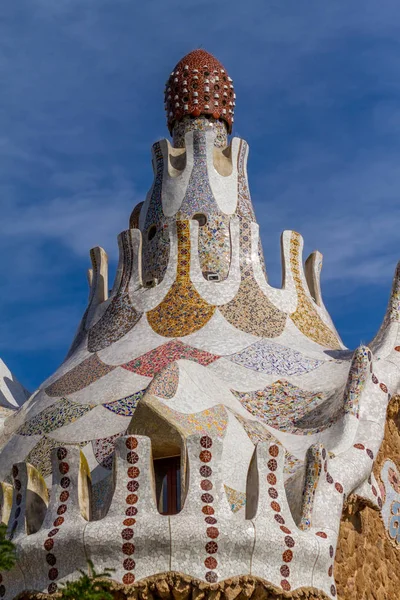 Detail barevné mozaiky práce Park Guell. Barcelona, Španělsko — Stock fotografie