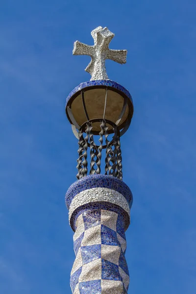 Detail der farbenfrohen Mosaikarbeit des Parks Güell. barcelona von spanien — Stockfoto