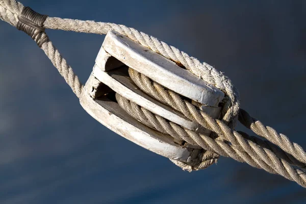 Натяжение парусной веревки рыболовецким шкивом — стоковое фото