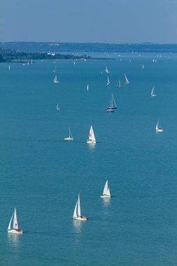 Macaristan'da Balaton Gölü üzerinde Yelkenliler
