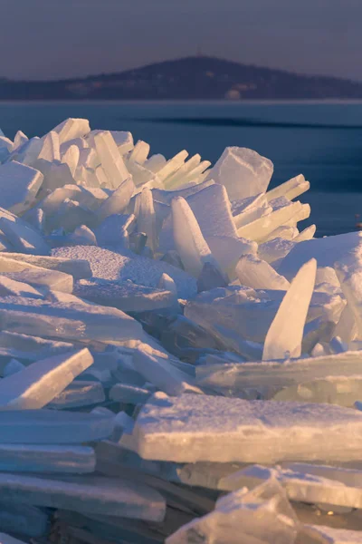 Een heleboel iceblocks op elkaar in Balaton meer — Stockfoto
