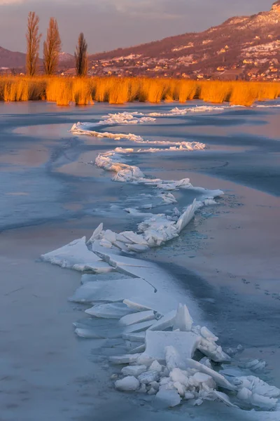 Een heleboel iceblocks op elkaar in het Balatonmeer op de zonsondergang — Stockfoto