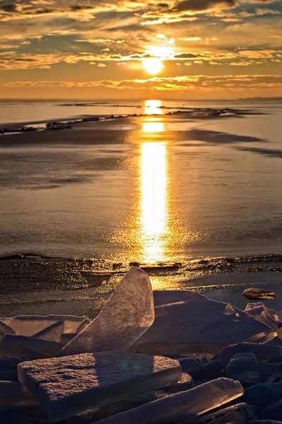 Een heleboel iceblocks op elkaar in het Balatonmeer op de zonsondergang — Stockfoto