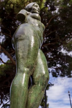 Museu Nacional Art de Catalunya dışında bronz heykel 