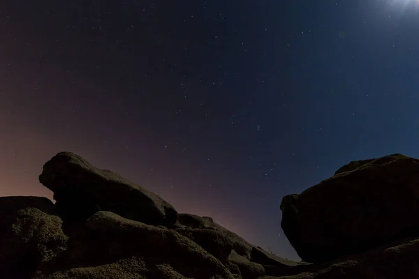 Kayalar ile gece çekimi — Stok fotoğraf