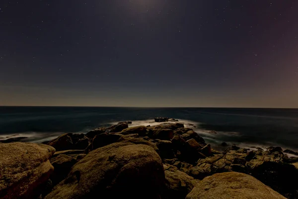 Kayalar ile gece çekimi — Stok fotoğraf